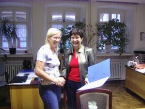 Frau Rothe übergibt Sabine Doht die Urkunde